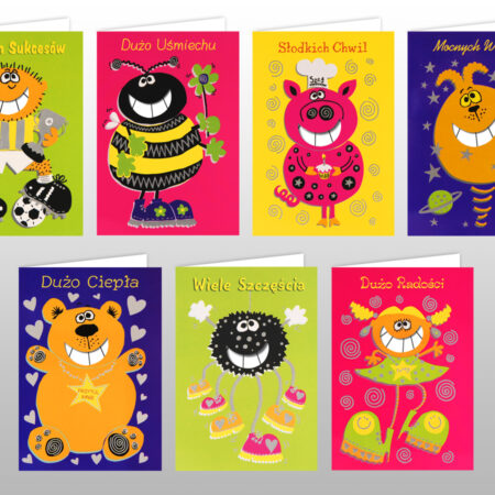 Kartki ze wzorami różnych stworków na kolorowych tłach.