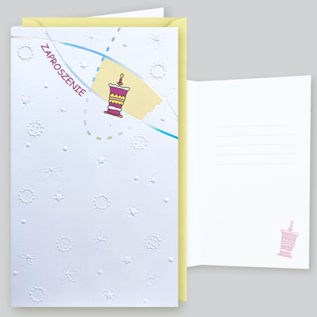 Białe zaproszenie na urodziny z wypukłymi elementami oraz kolorowym tortem.