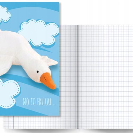 Zeszyt w kratkę z pluszową gąską lecącą wśród chmurek na niebieskim tle z napisem „NO TO FRUUU…”.