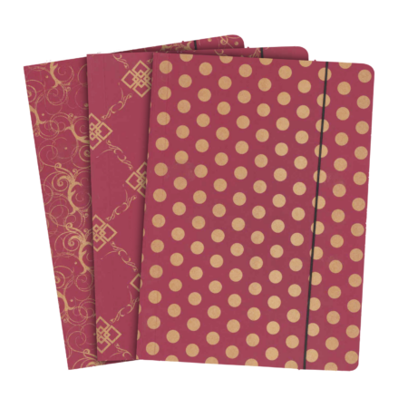 Bordowe teczki ze złotymi wzorami (kwiaty, kropki).