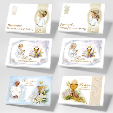 Na zdjęciu zaprezentowane są kartki pamiątkowe Pierwszej Komunii Świętej ułożone w rzędach. Każda kartka ozdobiona jest uroczystą grafiką: postacie dzieci przystępujących do sakramentu, symbole eucharystyczne takie jak kielich, hostia i Biblia, a także elementy dekoracyjne – kwiaty, winogrona i delikatne ornamenty. Widać również wersję z wizerunkiem Jana Pawła II. Dominują kolory bieli, złota i pastelowych barw, które nadają kompozycjom podniosły charakter.