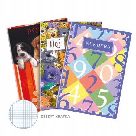 Zdjęcie przedstawia zestaw trzech zeszytów A5 w kratkę. Okładki zdobione kolorowymi grafikami: szczeniaki na czerwono-pomarańczowym tle, ilustracja wielu kotów z napisem ‘Hej’ oraz kompozycja z kolorowymi cyframi i napisem ‘NUMBERS’.