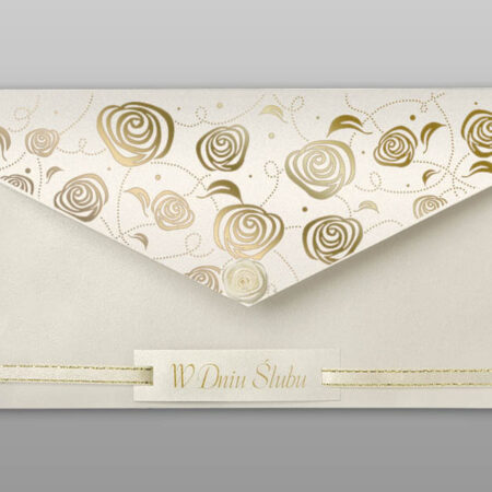 Kartka z gratulacjami dla młodej pary w kolorze beżowym ze złotym napisem i wzorkami.