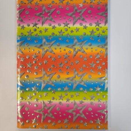 Zeszyt w srebrne gwiazdki na kolorowym tle.