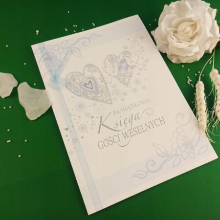 Pamiątkowa księga gości weselnych z niebieskimi elementami.