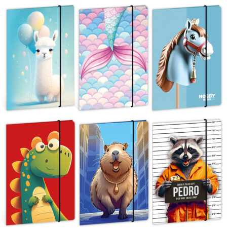 Teczki z czarną gumką oraz wzorami takimi jak: lama z balonikami, syreni ogon, konik typu hobby horse, dinozaur, kapibara i szop pracz Pedro.