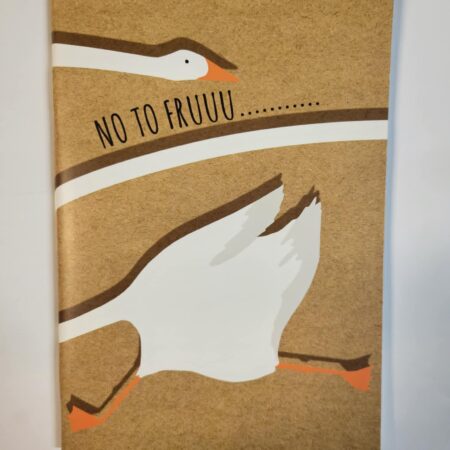 Zeszyt z okładką z gąską w ruchu z napisem „NO TO FRUUU…”.