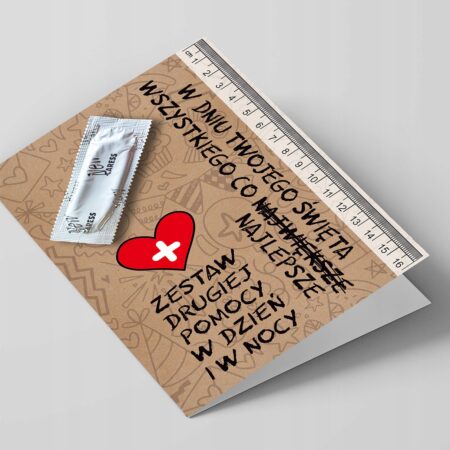 Kartka na dzień chłopaka z prezerwatywą, linijką i napisem "w dniu twojego święta wszystkiego co najlepsze, zestaw drugiej pomocy w dzień i w nocy".
