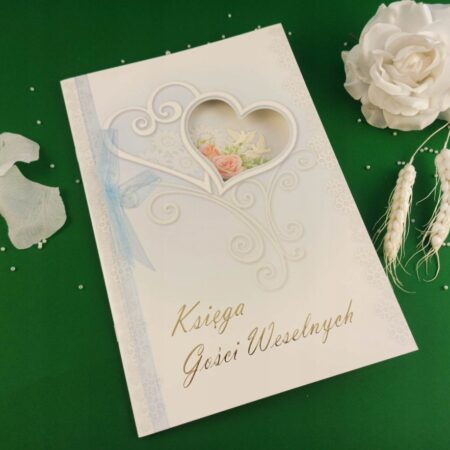 księga gości weselnych, na środku dwa duże serca. w tle ozdobne kwiaty