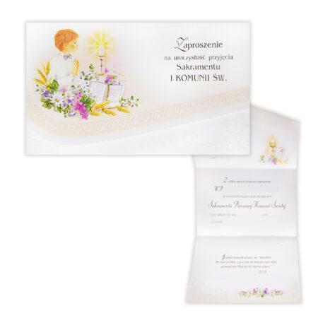 Zaproszenie na Komunię, chłopczyk po lewej stronie, na środku świeca oraz otwarta księga. w tle rozłożone zaproszenie z tekstem zaproszenia