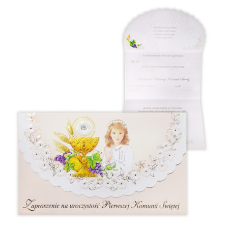 Zaproszenie na Komunię, złoty kielich oraz dziewczynka na środku. w tle rozłożone zaproszenie z tekstem zaproszenia