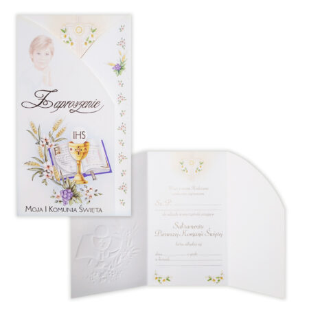 Zaproszenie na Komunię, u góry modlący się chłopczyk, na dole kielich wraz z otwartą księga. w tle rozłożone zaproszenie z tekstem zaproszenia