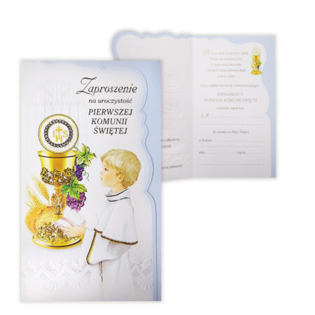 Zdjęcie przedstawia eleganckie zaproszenie na uroczystość Pierwszej Komunii Świętej. Na okładce widoczny jest chłopiec w białej albie modlący się przed złotym kielichem z hostią ozdobioną symbolem IHS. W tle znajdują się winogrona, kłosy zbóż i białe koronki. Obok okładki widoczne jest wnętrze zaproszenia z miejscem na wpisanie danych uroczystości.