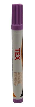 Na zdjęciu marker olejowy do tekstyliów. Kolor markera liliowy