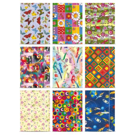 Zdjęcie przedstawia dziewięć teczek z gumką w różne kolory i wzory.