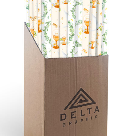 Zdjęcie przedstawia papier prezentowy z okazji Pierwszej Komunii Świętej z jasnym tłem i elementami złota jak i roślin.