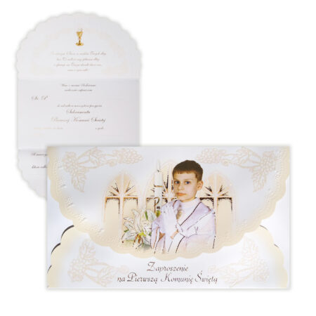 Zaproszenie na Komunię, na środku modlący się chłopczyk. w tle rozłożone zaproszenie z tekstem zaproszenia