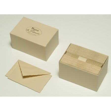 pudełko ozdobne z kopertami, po lewej stronie górna część pudełka po prawej otwarte pudełko zapełnione kopertami