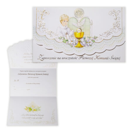Zaproszenie na Komunię, modlący się chłopczyk oraz złoty kielich na środku. w tle rozłożone zaproszenie z tekstem zaproszenia