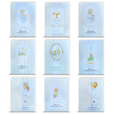 Zdjęcie przedstawia pamiątkowe kartki Pierwszej Komunii Świętej w dziewięciu wariantach. Wszystkie utrzymane są w jasnych kolorach z małymi ilustracjami na środku.