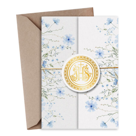 Zdjęcie przedstawia rozkładane zaproszenie na Komunię z nebliny przewiązane złotym sznurkiem i naklejonym złotym kółkiem oraz kopertę z eko papieru.