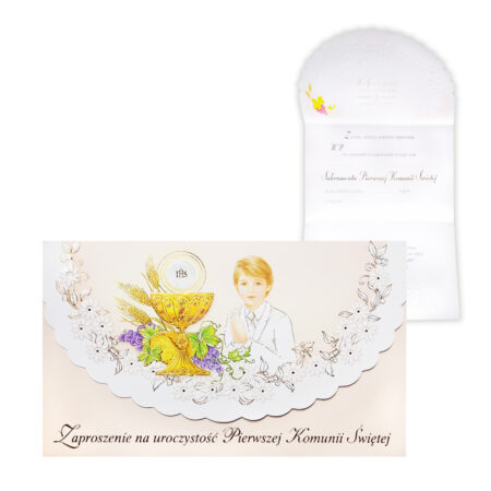Zaproszenie na Komunię, złoty kielich oraz chłopczyk na środku. w tle rozłożone zaproszenie z tekstem zaproszenia
