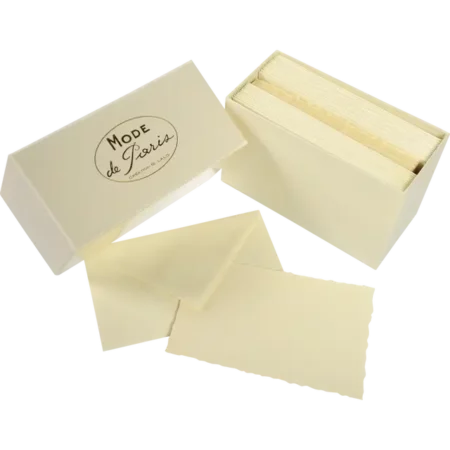 koperty w kolorze ecru, w opakowaniu zbiorczym. po lewej stronie górna cześć pudełka oraz 2 kopert położone na płasko