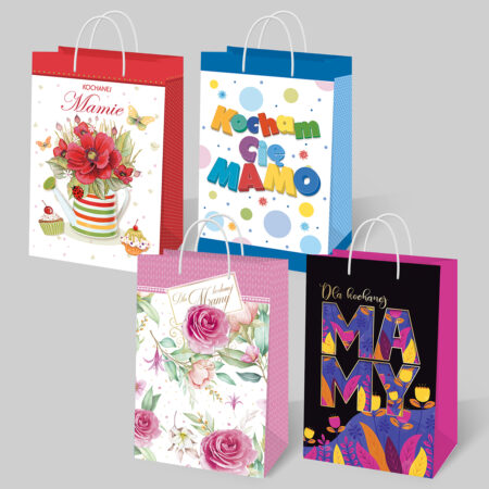 Zdjęcie przedstawia cztery torby z okazji dnia Mamy. Jedna ma na sobie duży napis "Kocham Cię Mamo" na kolorowym tle, na kolejnej jest napis "Dla kochanej Mamy" na czarnym tle z jaskrawymi elementami, pozostałe torebki utrzymane są w motywie kwiatowym z napisami "Dla Kochanej Mamy/Kochanej Mamie".