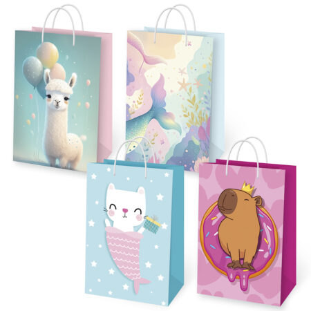 Zdjęcie przedstawia zestaw czterech kolorowych torebek prezentowych z dziecięcymi ilustracjami: alpaka z balonami, pastelowy motyw syrenich ogonów, kotek-syrenka na błękitnym tle oraz kapibara w koronie siedząca w pączku.