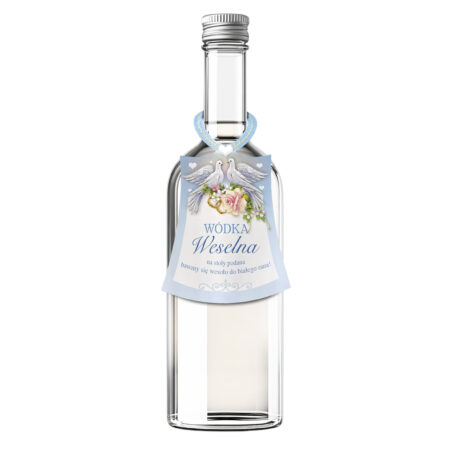 Zdjęcie przedstawia zawieszkę na alkohol z napisem "Wódka weselna na stoły podana, bawmy się wesoło do białego rana!".