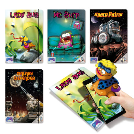 Zestaw kolorowych zeszytów z serii humorystyczno-fantastycznej. Okładki przedstawiają kreskówkowe ilustracje: postać owada „Lady Bug” polującą na muchę, zabawnego potworka „Mr. Burp” siedzącego na kanapie z przekąskami, futurystyczny pojazd kosmiczny „Space Patrol”, armatę strzelającą w asteroidę z napisem „Galaxy Defender”. Na dole widać też przykład działania aplikacji rozszerzonej rzeczywistości – postać Lady Bug „wyskakuje” z okładki na ekranie telefonu jako trójwymiarowa figurka.