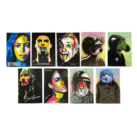 Zdjęcie przedstawia zestaw ośmiu zeszytów szkolnych A5 z okładkami w stylu pop-art i graffiti. Widoczne są portrety znanych postaci i ikon popkultury, m.in. Beyoncé, Cristiano Ronaldo, Rihanny, Jacka Sparrowa i Alberta Einsteina, a także kreatywne grafiki zwierząt w strojach ludzi (tygrys, ptak, zebra, pies).