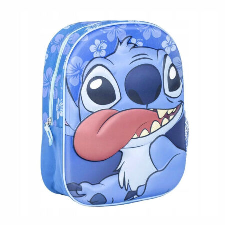 Na zdjęciu widać niebieski plecak dziecięcy z wypukłym elementem postaci Stitch z wielkimi oczami i wystawionym językiem. Plecak jest w kolorze niebieskim a tło zapełnione jest hibiskusami w różnych odcieniach koloru niebieskiego.