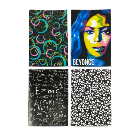 Zdjęcie przedstawia cztery zeszyty szkolne w formacie A5 z okładkami o nowoczesnym designie. Wzory obejmują kolorowe, abstrakcyjne okręgi na czarnym tle, portret Beyoncé w stylu pop-art, tablicę z zapisanymi wzorami matematycznymi oraz czarno-biały motyw z gęsto rozmieszczonymi kropkami.