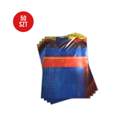 Zdjęcie przedstawia komplet 50 torebek foliopak z folii metalizowanej z motywem pasków w kolorze granatowym, czerwonym, żółtym i małymi elementami czerni.