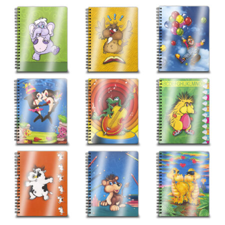 Zdjęcie przedstawia kolekcję wesołych zeszytów w spiralnej oprawie z zabawnymi, kolorowymi ilustracjami zwierząt i postaci. Na okładkach znajdziesz tańczącego słonika, sowę uczennicę, klauna z balonami, delfiny, krokodyla muzyka, wesołego jeżyka, krówkę, pluszowego misia oraz dwa zakochane pieski. Idealne zeszyty dla dzieci i młodzieży, które lubią naukę w pogodnym i kreatywnym stylu.