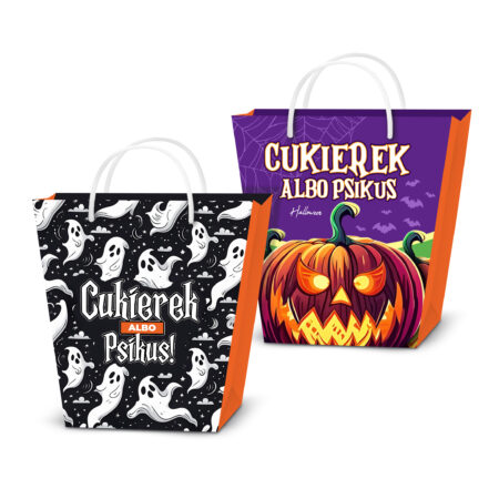 Zdjęcie przedstawia dwie torebki halloweenowe "Cukierek albo Psikus" - czarną w białe duszki i fioletową z wydrążoną dynią i małymi detalami jak pajęczyna czy nietoperze. Obie torebki posiadają pomarańczowe boki oraz biały sznureczek do trzymania.