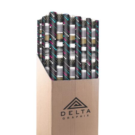 Zdjęcie przedstawia karton z logo Delta Graphix wypełniony rolkami papieru ozdobnego. Wzory papierów to czarne tło z kolorowym wzorem ukośnych linii z kropkami w kolorach różowym, niebieskim i białym w liniach oraz pasy w odcieniach złotym, szarym, białym i czarnym.