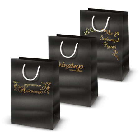 Zdjęcie przedstawia trzy czarne, eleganckie torebki prezentowe z białymi sznurkami. Każda ozdobiona złotymi napisami w dekoracyjnej czcionce: "Wszystkiego najlepszego", "Wszystkiego co najlepsze" oraz "Moc serdecznych życzeń". Torebki mają połyskujące wykończenie i delikatne zdobienia.