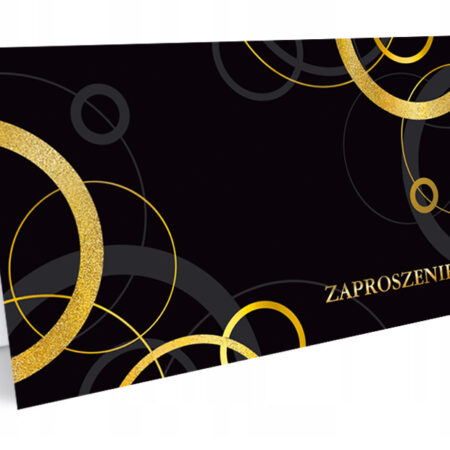 Zdjęcie przedstawia zaproszenie, na okładce czarne eleganckie tło, duży złocony napis zaproszenie oraz złocone zdobienie.