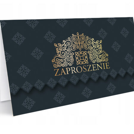 Zdjęcie przedstawia zaproszenie, na okładce czarne eleganckie tło, duży złocony napis zaproszenie oraz złocone zdobienie.